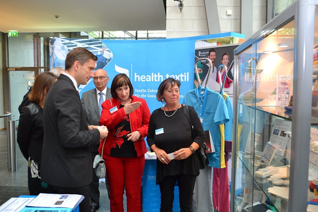 Výstava inovativních lékařských a zdravotnických textilií ze Saska ve foyer Saského státního ministerstva hospodářství