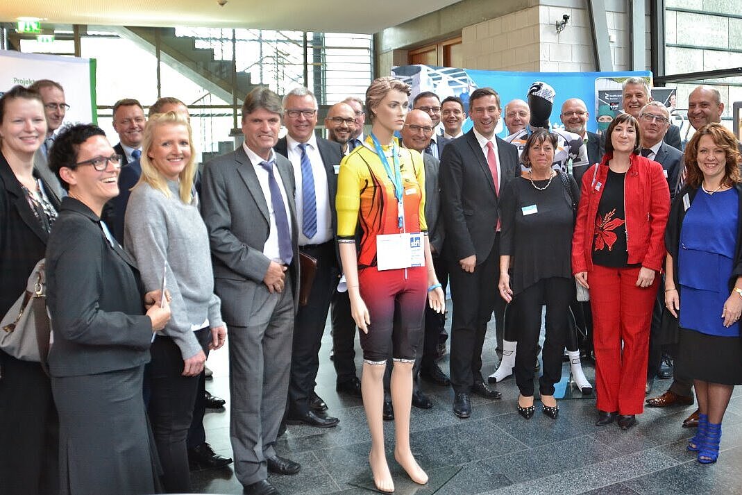 Výstava inovativních lékařských a zdravotnických textilií ze Saska ve foyer Saského státního ministerstva hospodářství